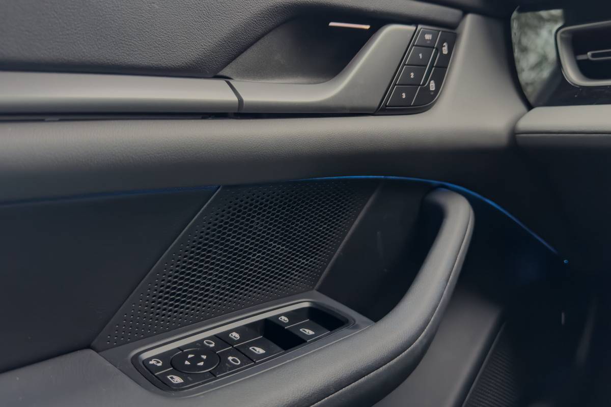 porsche taycan 4 2025 27 interior door scaled jpg