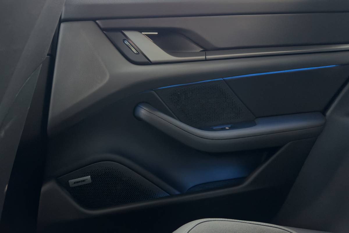 porsche taycan 4 2025 29 interior door jpg