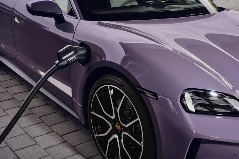 porsche-taycan-charging-2025-exterior-oem-01