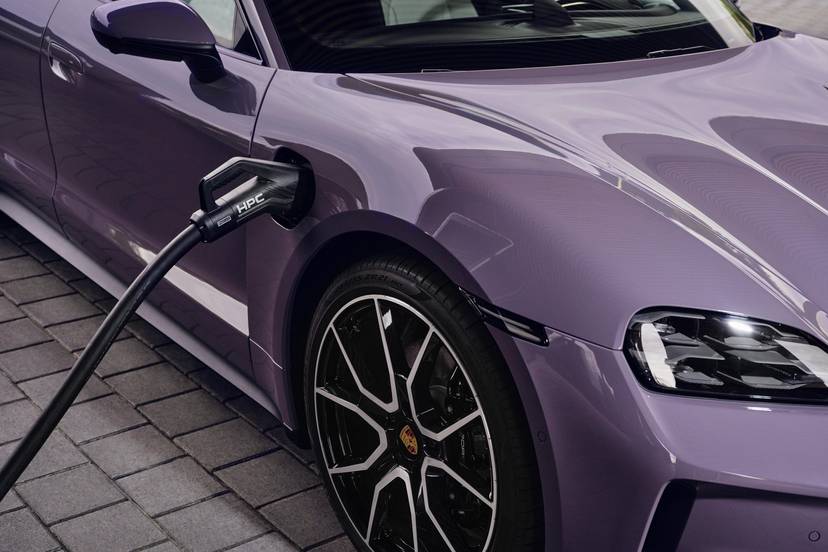 porsche-taycan-charging-2025-exterior-oem-01