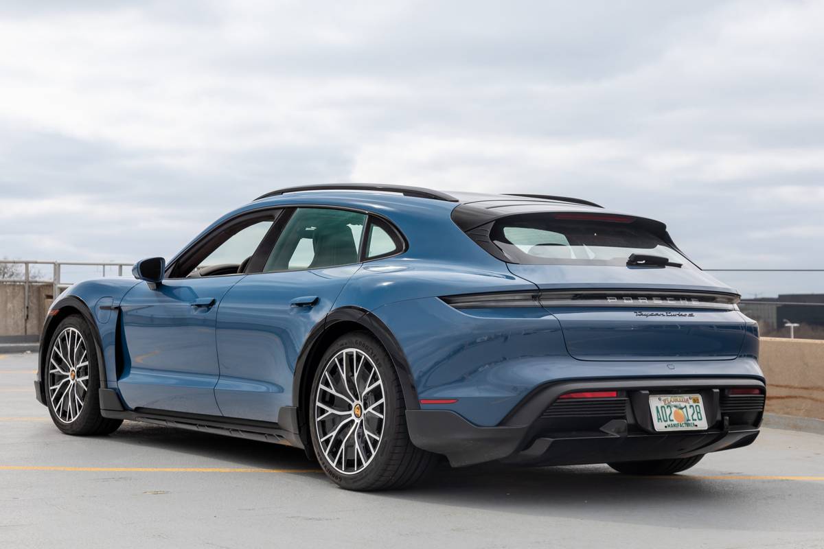 Porsche taycan deals turbo s turismo