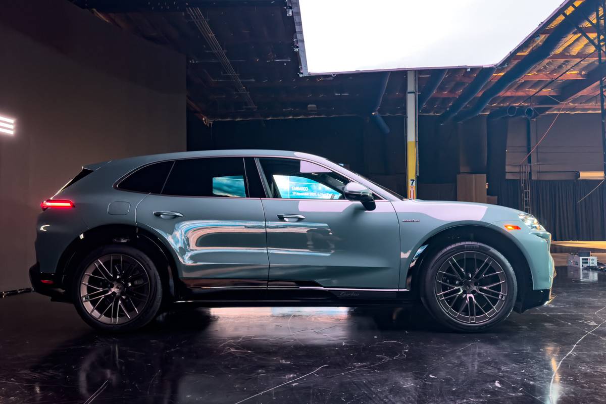 porshe cayenne electric 2026 08 exterior profile scaled jpg