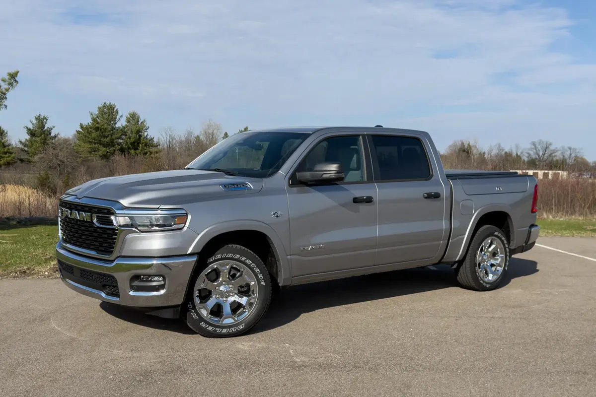 ram 1500 big horn hemi 4x4 2026 01 exterior front angle jpg