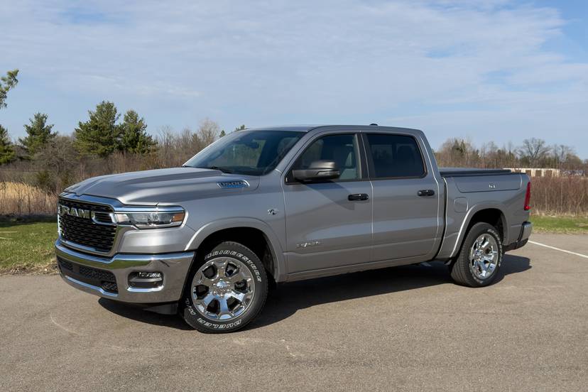 ram-1500-big-horn-hemi-4x4-2026-01-exterior-front-angle