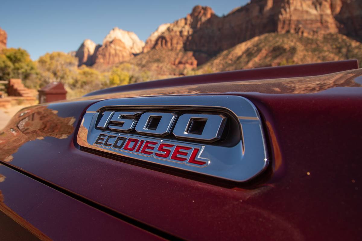 ram-1500-eco-diesel-2020-03-badge--exterior--mountains--red.jpg