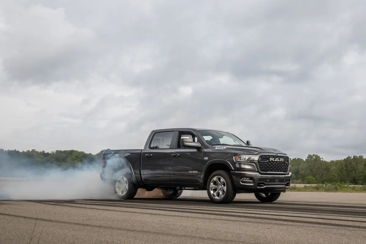 ram 1500 hemi v8 2026 01 exterior dynamic front angle scaled jpg