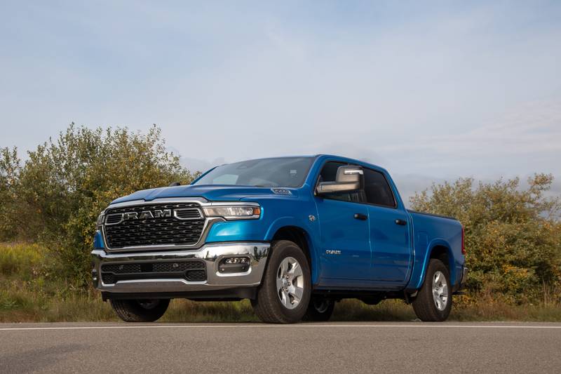 ram-1500-hemi-v8-2026-06-exterior-front-angle
