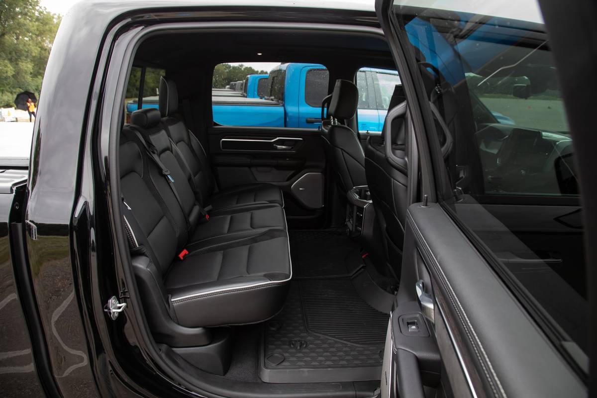 ram 1500 hemi v8 2026 53 interior backseat scaled jpg