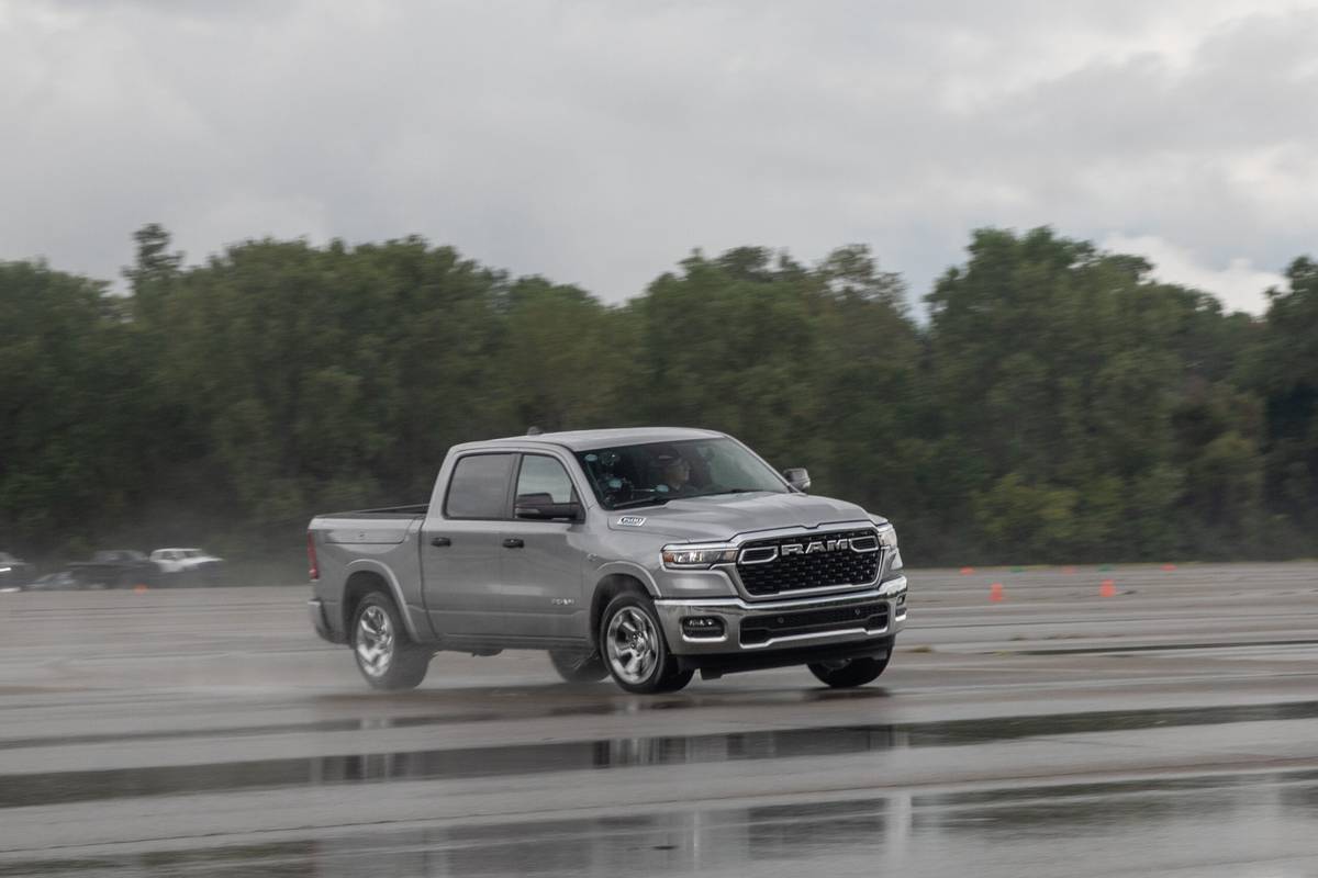 ram 1500 hemi v8 2026 65 exterior dynamic front angle scaled jpg