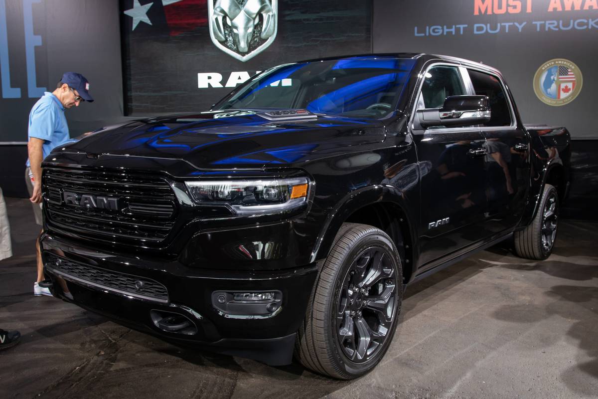 studie at ringe bøf Ram Goes Dark (Again) With New Limited Black 1500 and 2500/3500 Night  Editions | Cars.com