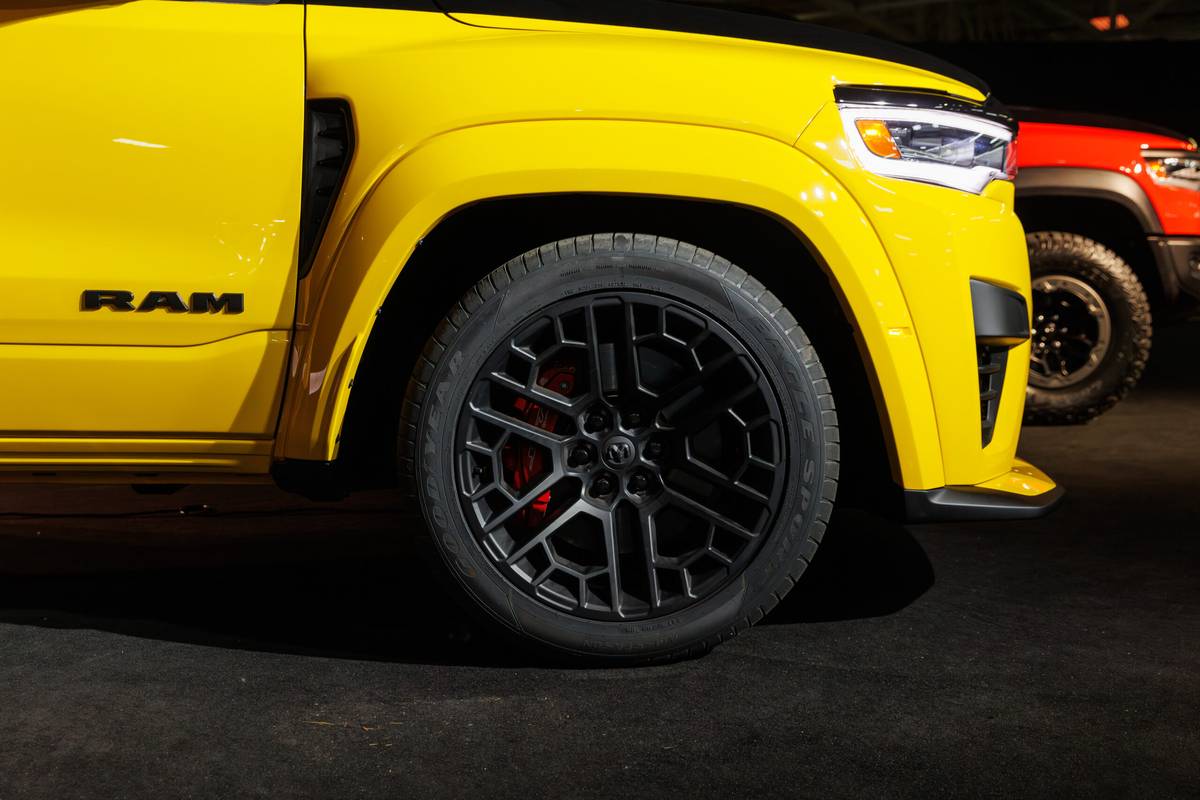 ram 1500 rumble bee srt 2027 09 exterior wheel scaled jpg