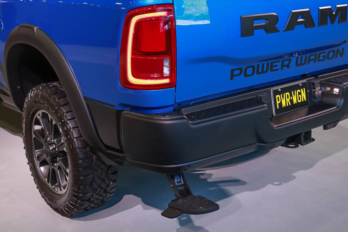 ram 2500 power wagon 2027 12 exterior taillight step jpg