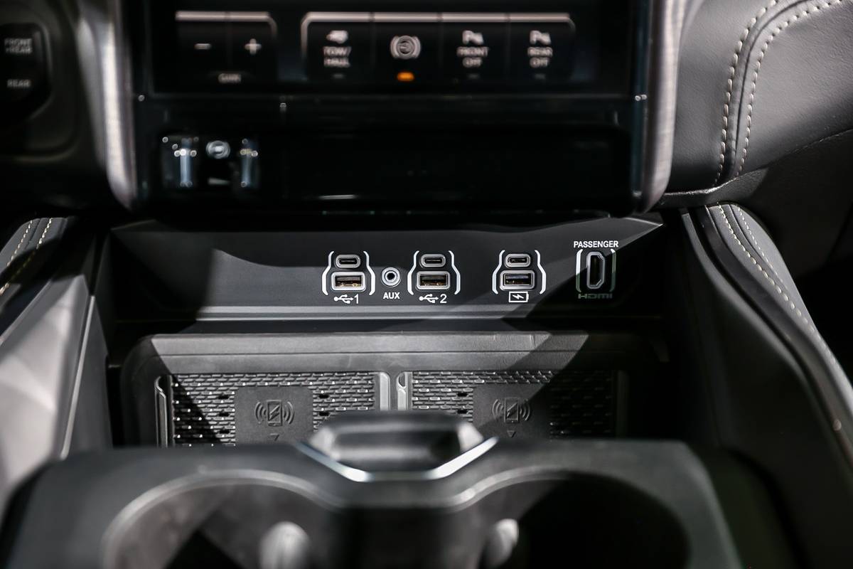 ram 2500 power wagon 2027 20 interior center console usb jpg