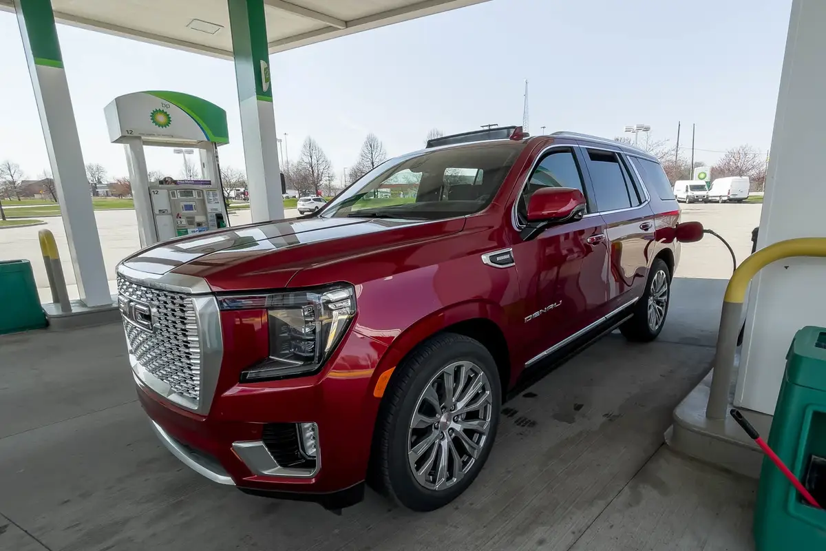 ram-yukon-denali-diesel-2021--02-angle--exterior--front--fueling--gas-station--red.jpg