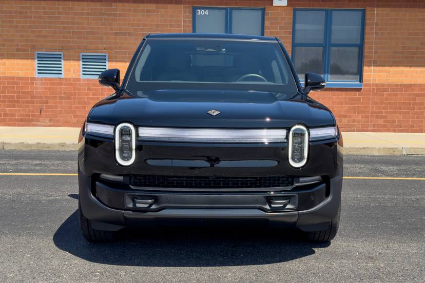 rivian-r1s-2025-03-exterior-front-black