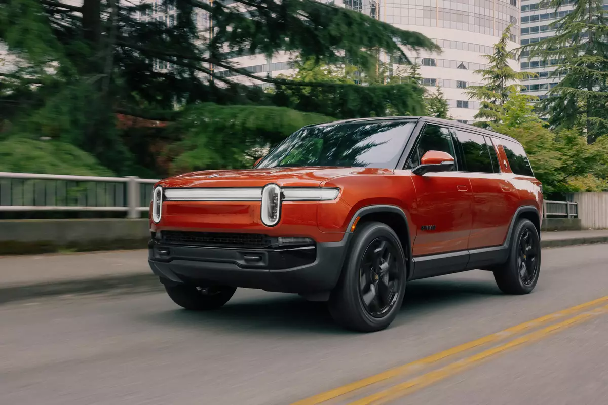 2025 Rivian R1S and R1T Look Unchanged, Thoroughly Redesigned Under the