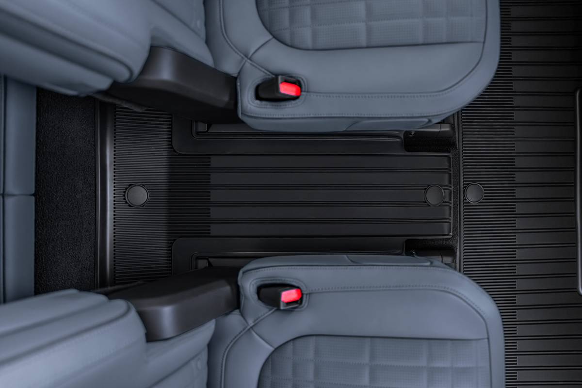 rivian r1s 2027 interior oem 01 scaled jpg