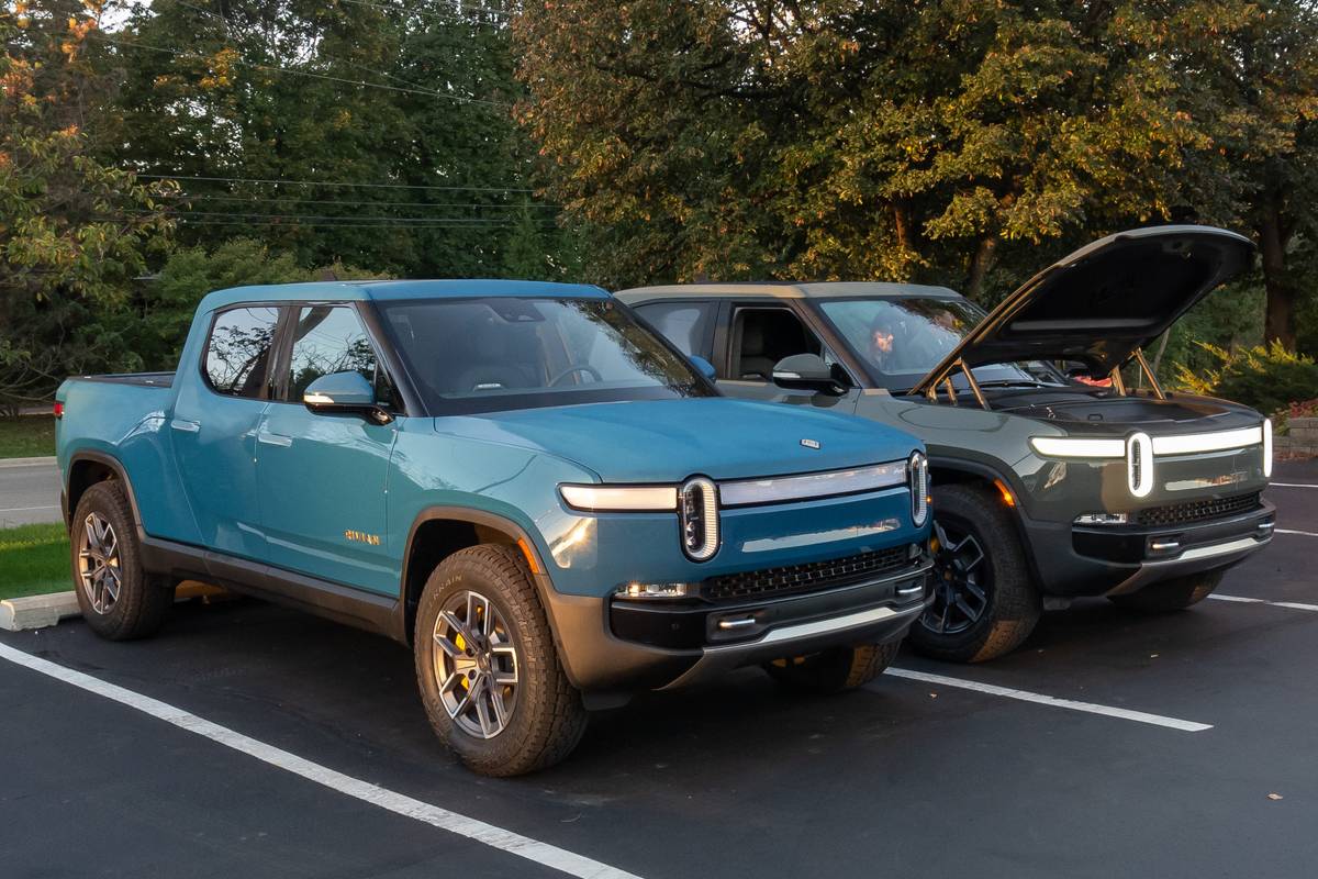 rivian-r1t-01-black-blue-exterior-front-angle-truck