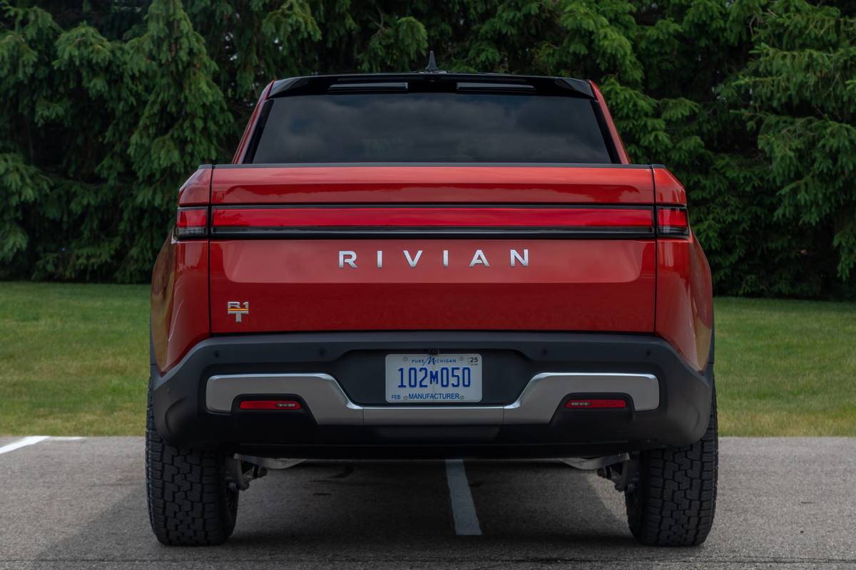 2023 Rivian R1T Specs, Price, MPG & Reviews