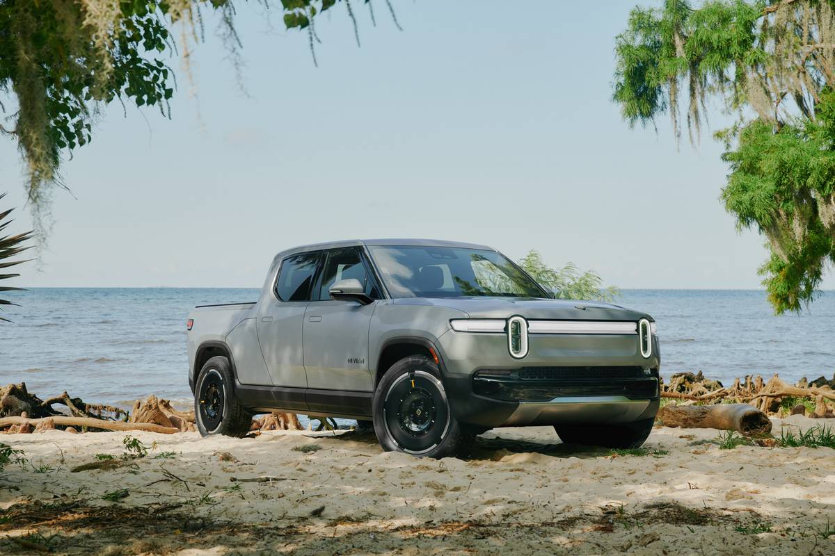 2025 Rivian R1S and R1T Look Unchanged, Thoroughly Redesigned Under the