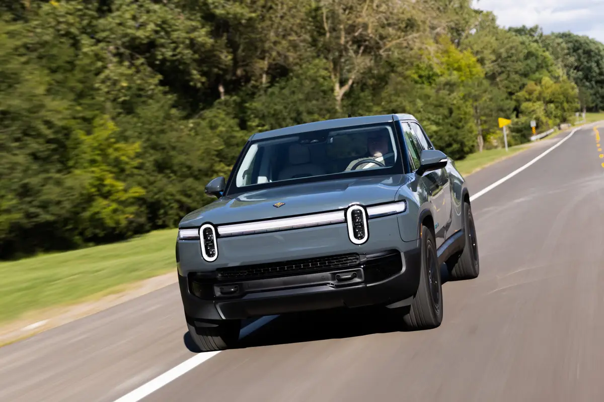 rivian r1t quad motor 2025 14 exterior dynamic front scaled jpg