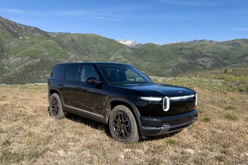 rivian-r2-performance-launch-edition-2027-01-exterior-front-angle