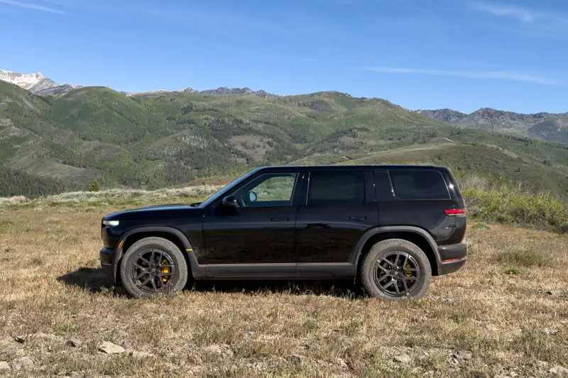rivian-r2-performance-launch-edition-2027-03-exterior-profile