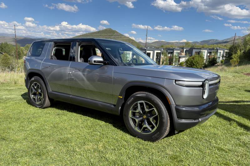 rivian-r2-standard-2027-35-exterior-front-angle