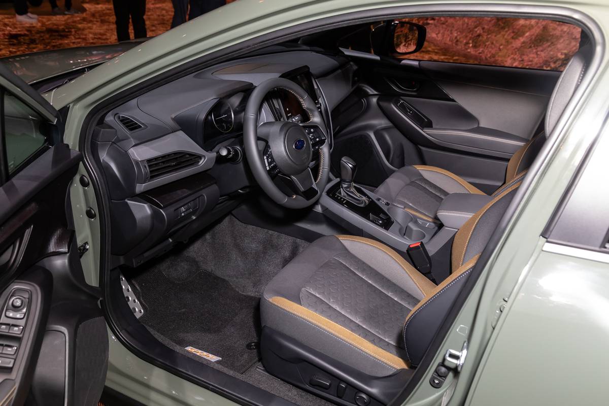 subaru crosstrek 2024 21 interior front row jpg