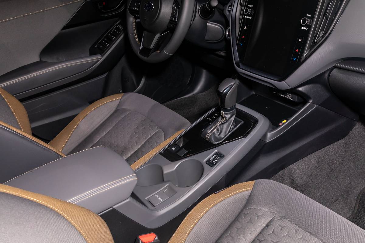 subaru crosstrek 2024 24 interior gearshift jpg