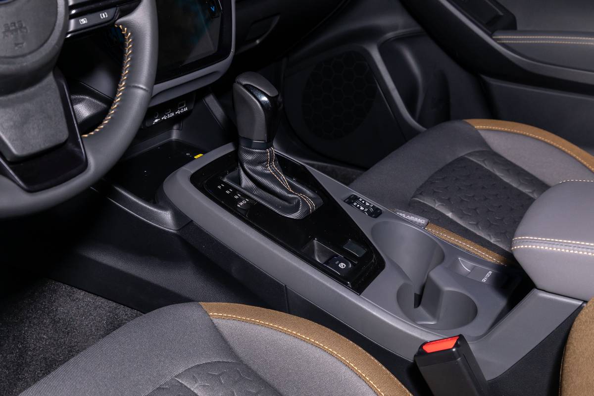 subaru crosstrek 2024 25 interior gearshift jpg