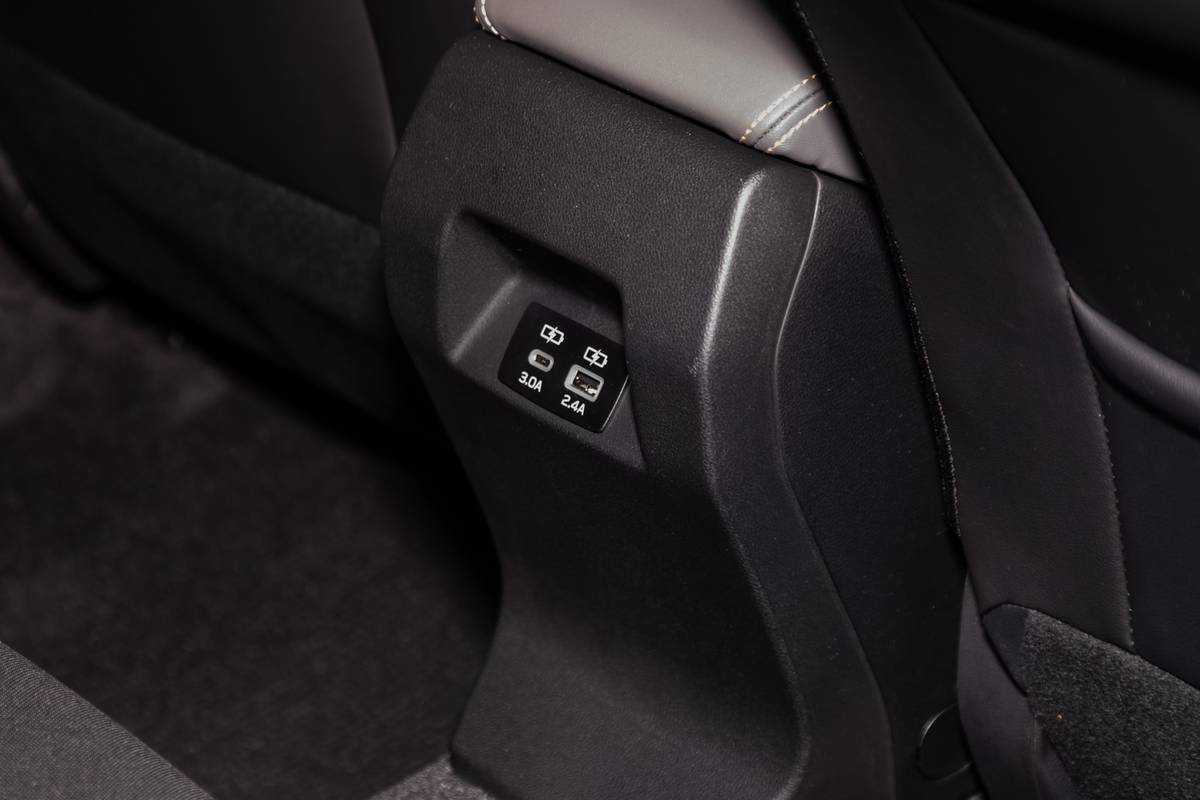 subaru crosstrek 2024 28 interior backseat usb jpg