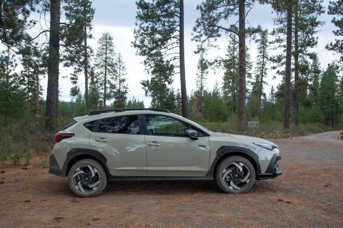 subaru crosstrek hybrid 2026 04 exterior profile green jpg