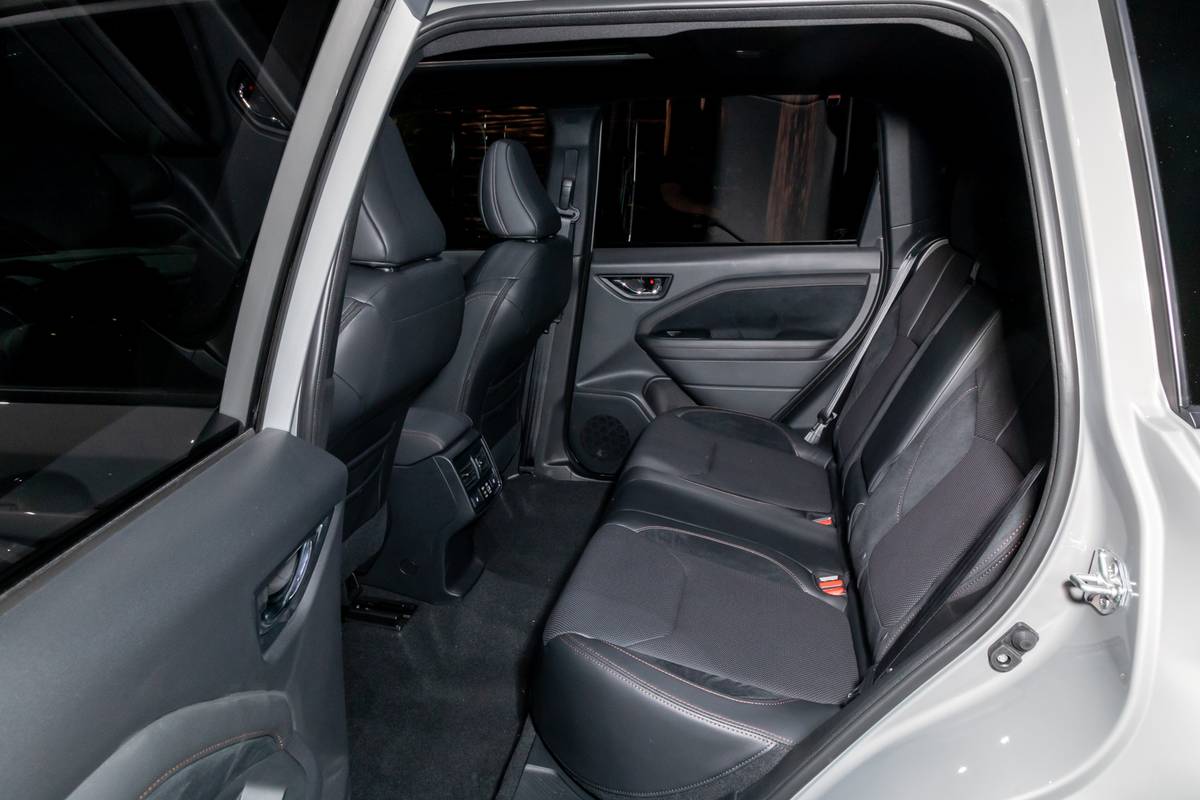 subaru forester 2025 18 interior backseat jpg