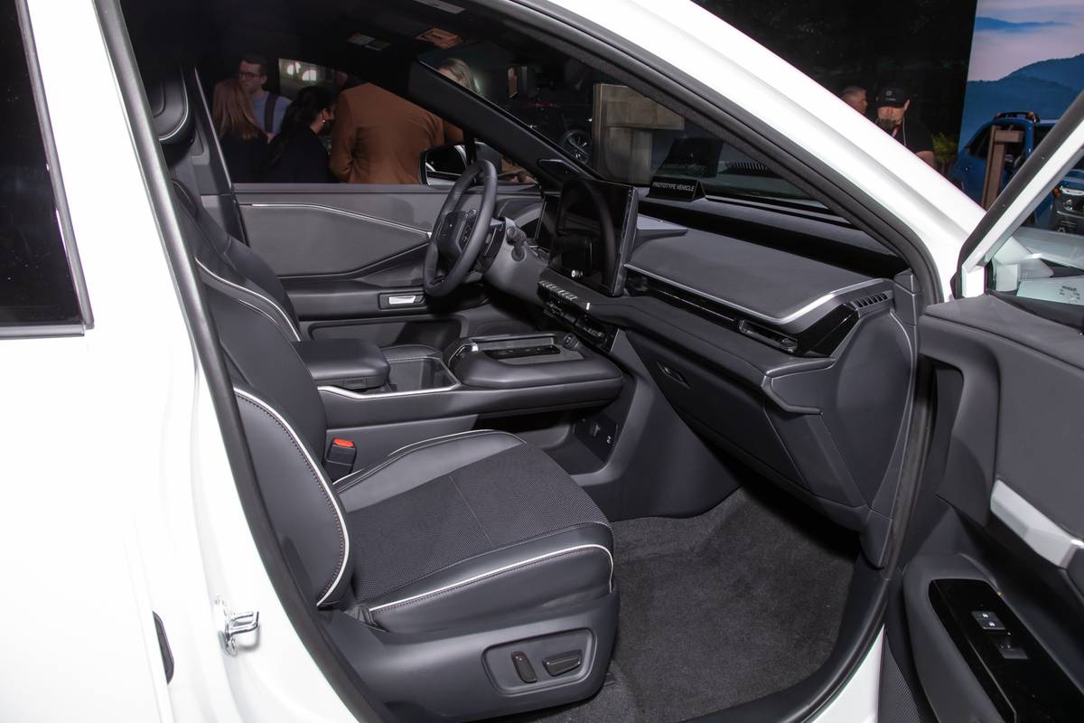 subaru getaway 2027 10 interior front row jpg