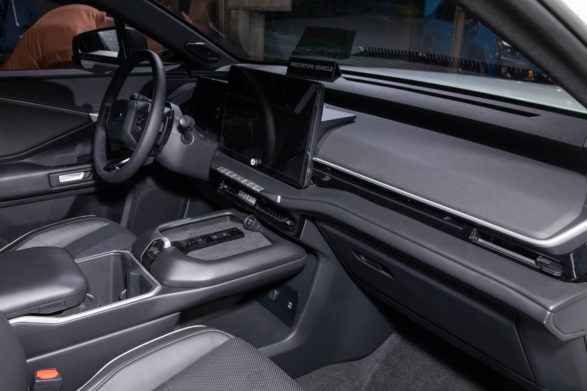 subaru getaway 2027 12 interior front row jpg