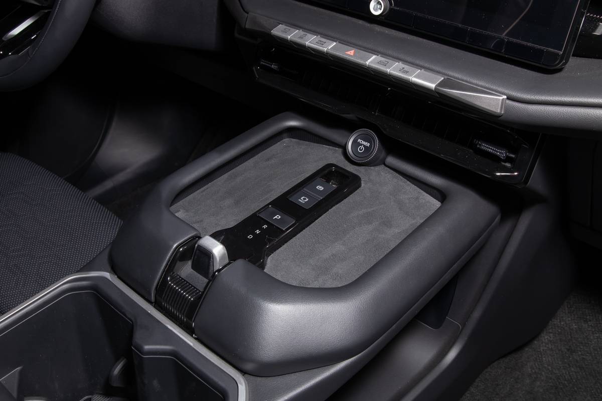 subaru getaway 2027 17 interior gearshift jpg