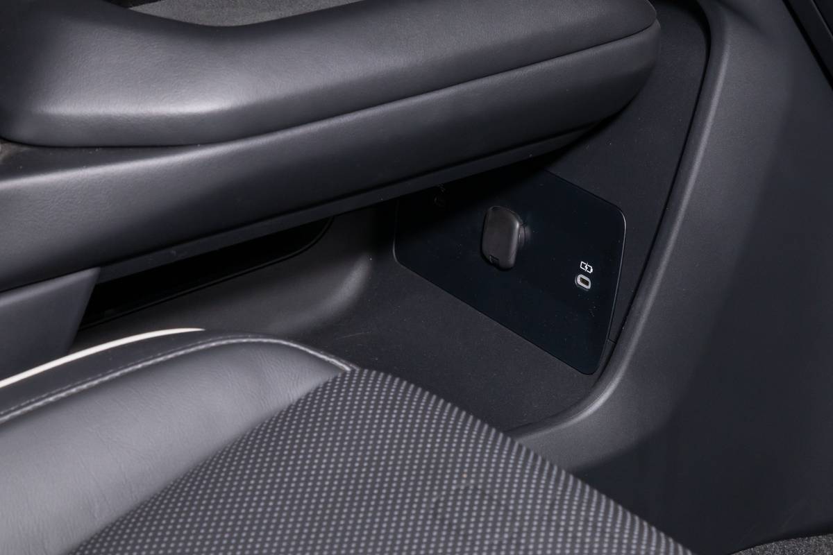 subaru getaway 2027 18 interior center console usb jpg