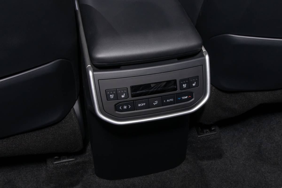 subaru getaway 2027 22 interior second row climate control jpg