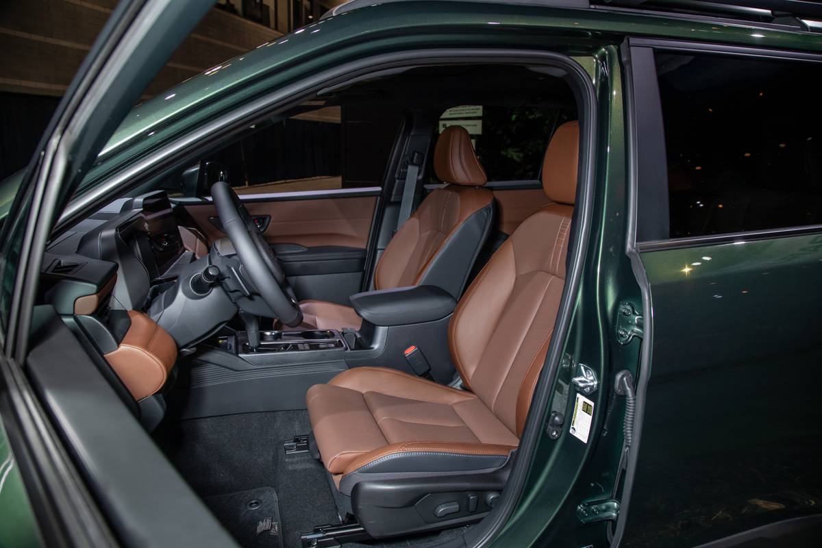 subaru outback 2026 09 interior front row cas jpg