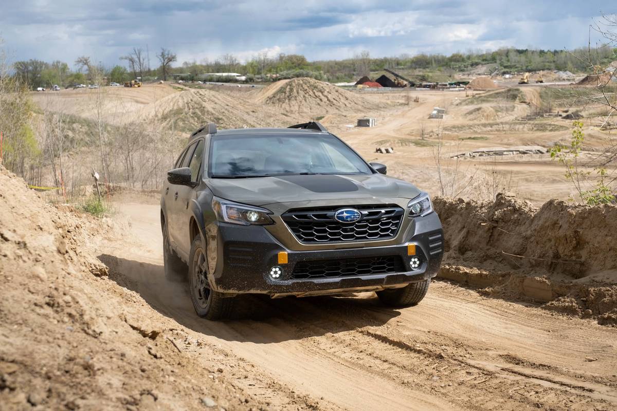 subaru-outback-wilderness-2022-08-angle--dynamic--exterior--front--green--off-road.jpg