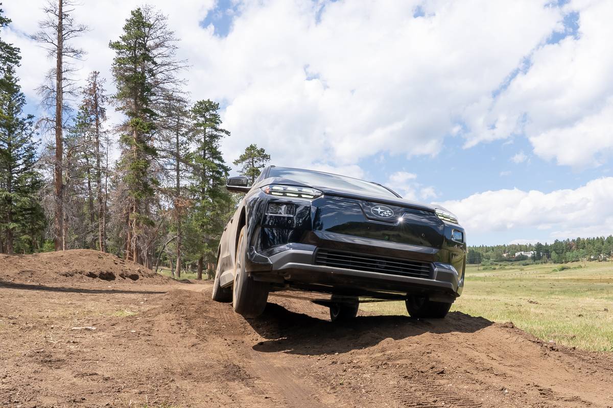subaru solterra 2026 03 exterior dynamic offroad front jpg