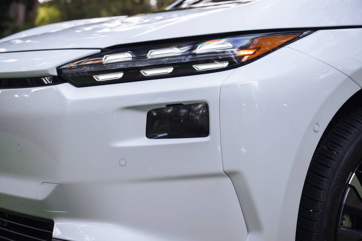 subaru solterra 2026 05 exterior headlight jpg