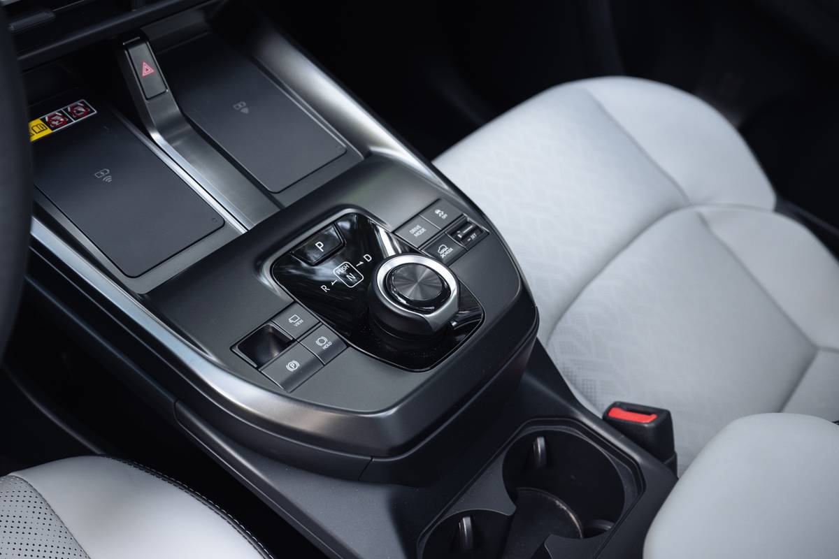 subaru solterra 2026 24 interior gearshift jpg