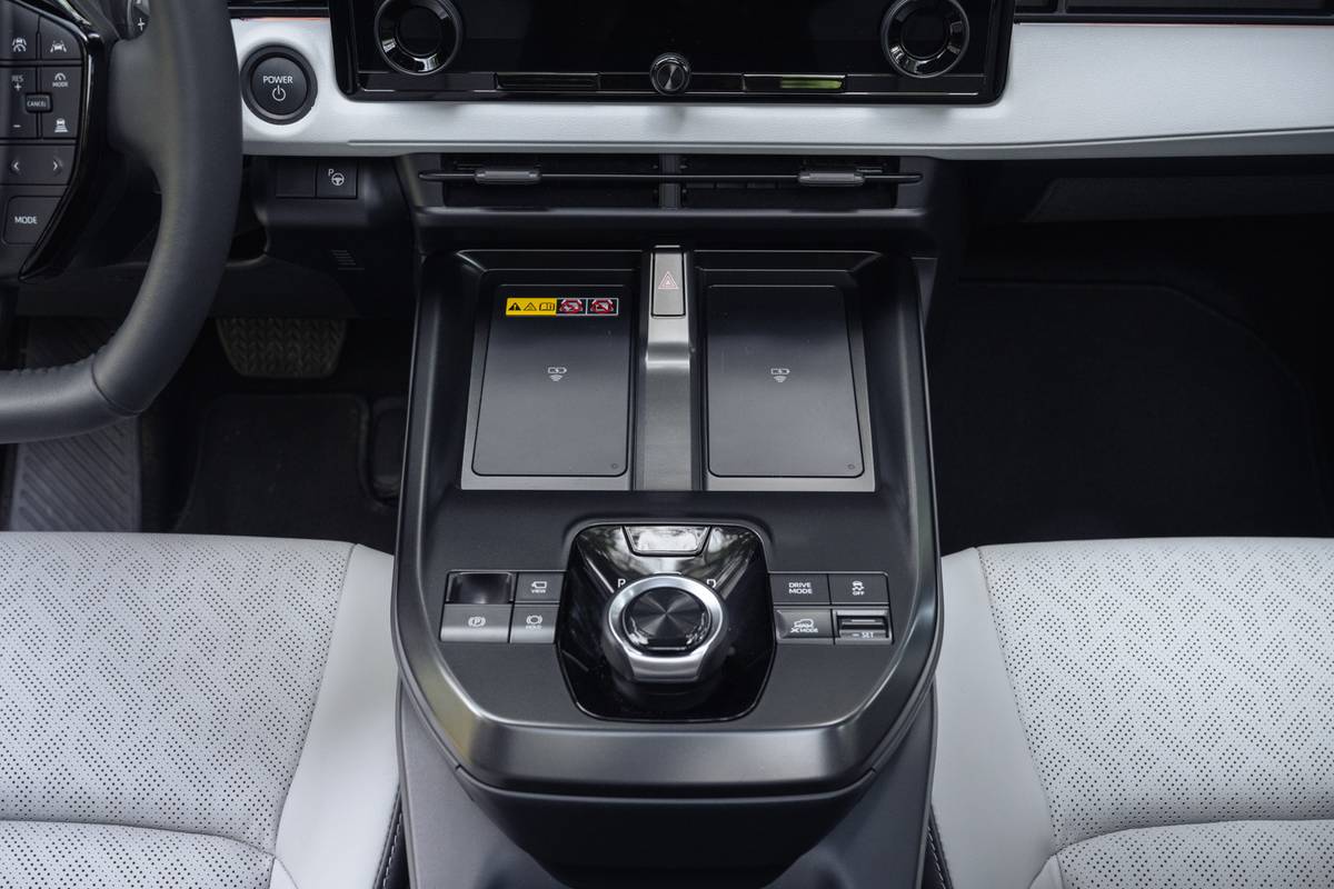 subaru solterra 2026 25 interior gearshift jpg