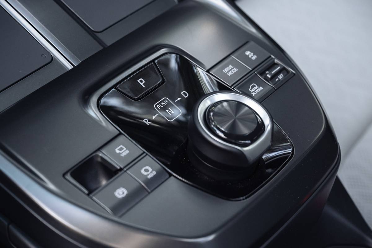 subaru solterra 2026 26 interior gearshift jpg