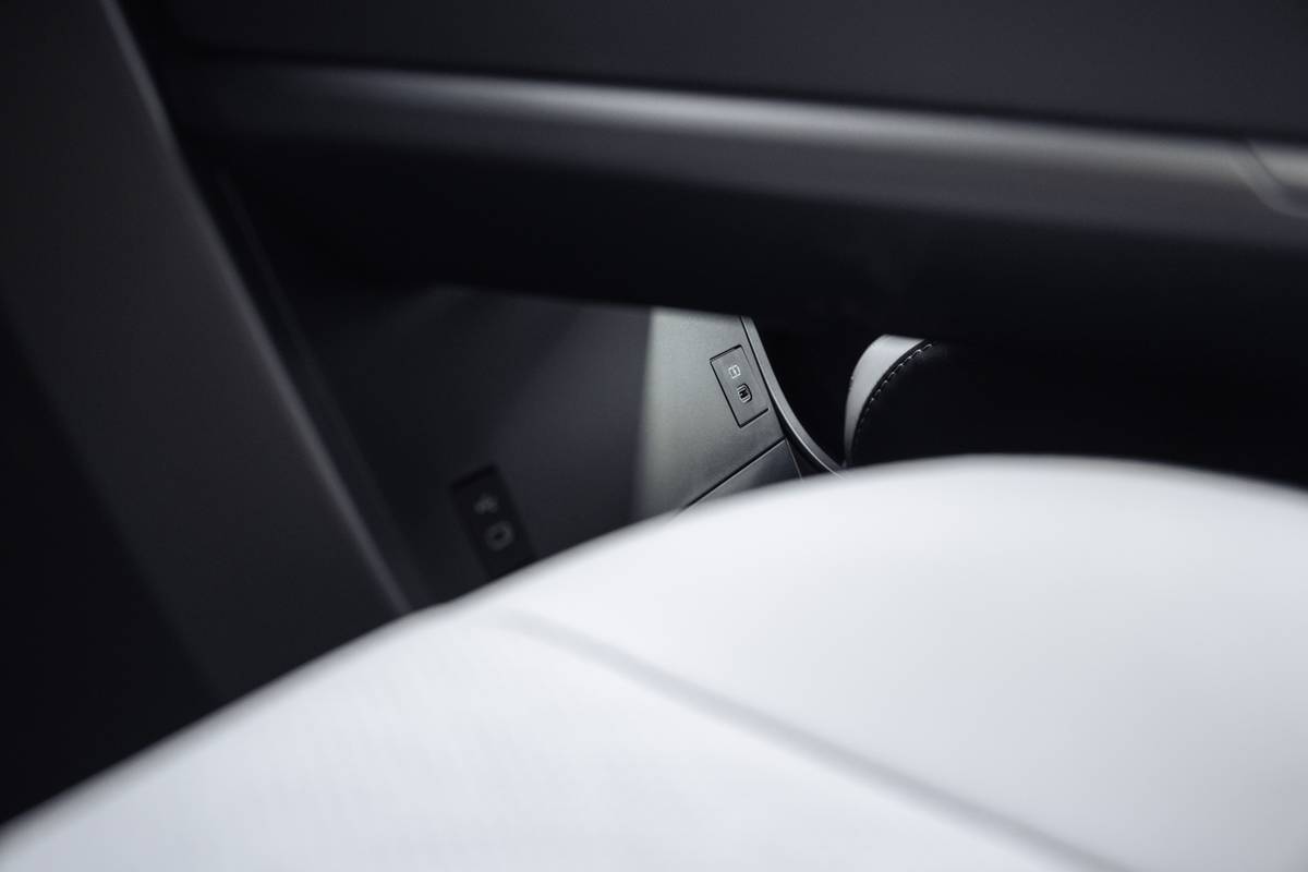 subaru solterra 2026 33 interior center console usb jpg