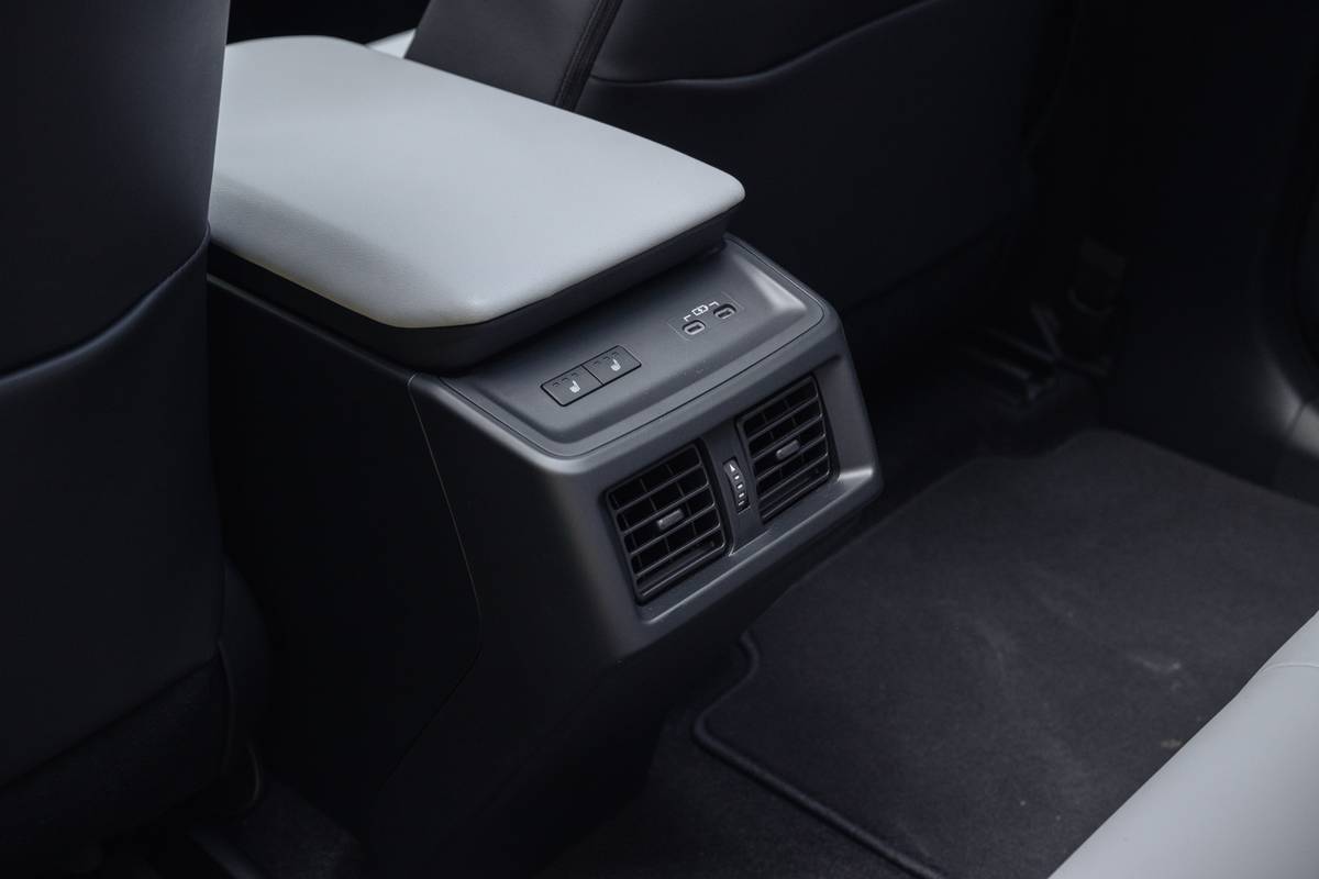 subaru solterra 2026 36 interior backseat climate control jpg