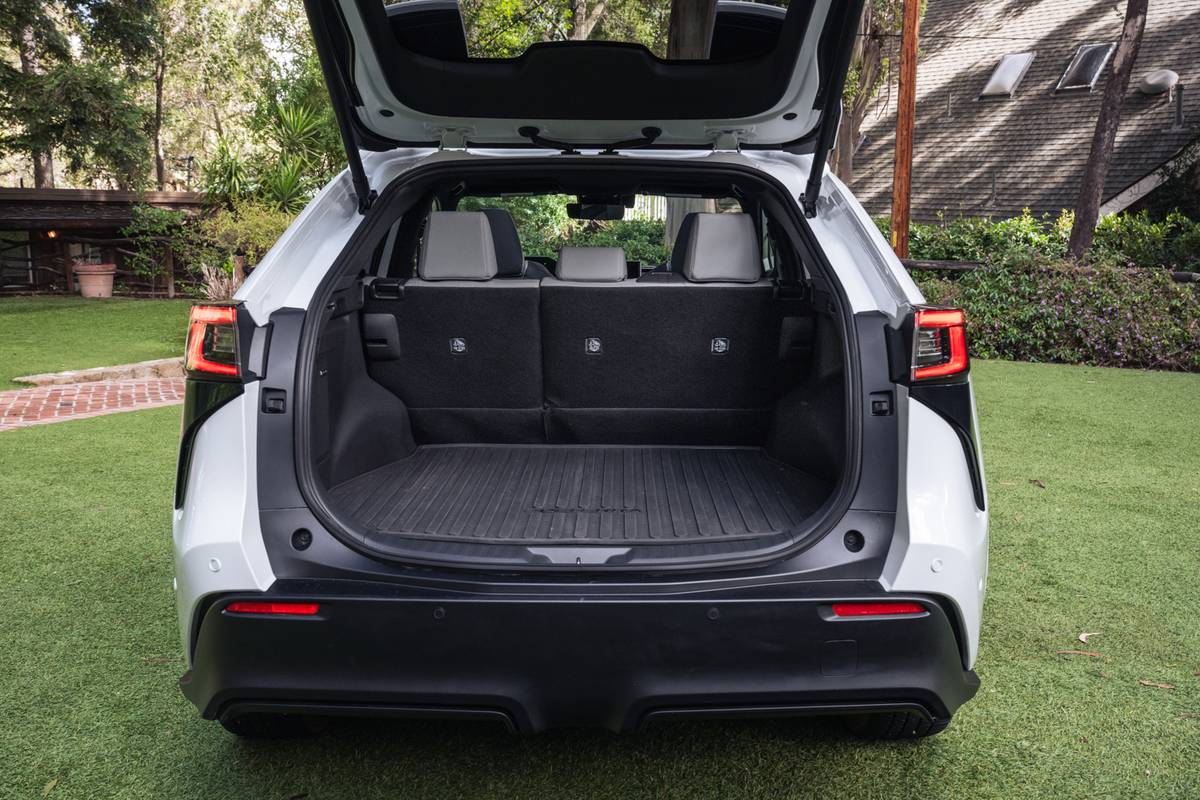 subaru solterra 2026 37 interior cargo jpg