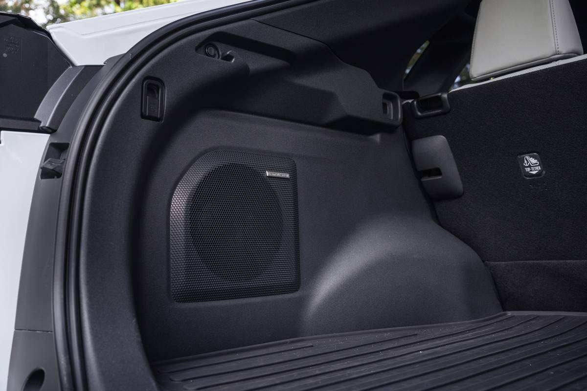 subaru solterra 2026 38 interior cargo audio jpg